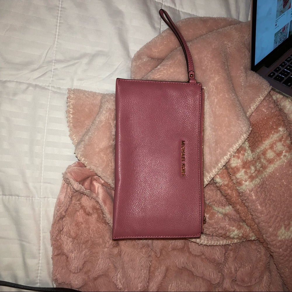MICHAEL KORS MAUVE LARGE WRISTLET